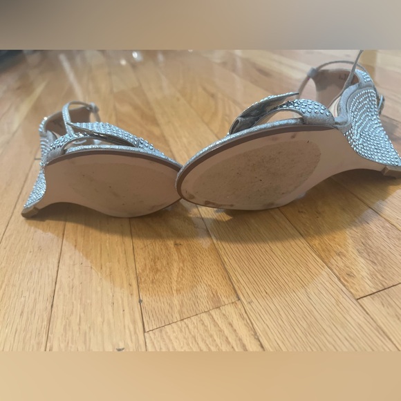 BETSEY JOHNSON DELANCYY SILVER WEDGE SANDALS IN SIZE 7 - Picture 4 of 12
